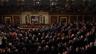 Trump é aplaudido após discurso no Congresso americano