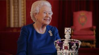 La reina compartió recuerdos de su coronación y describió cómo es llevar la Corona Imperial de Estado en un nuevo documental de la BBC.