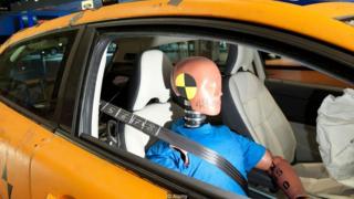 Boneco para testes de colisões usando cinto de segurança