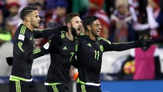 Jugadores mexicanos celebran el gol de Layún.