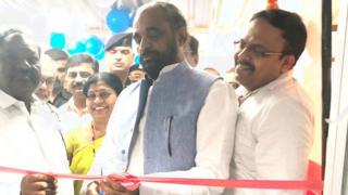 मेडिकल स्टोअरचे उदघाटन करताना हंसराज अहिर