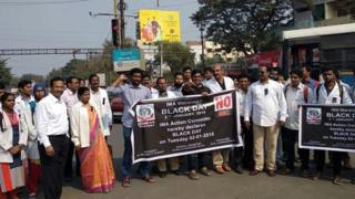 వరంగల్లో వైద్య విద్యార్థుల నిరసన