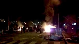الحرائق تشتعل في بعض الشوارع خلال الاحتجاجات