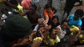 ඇමරිකාවෙන් 'තවත් ගංවතුර ආධාර'
