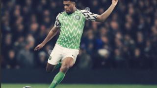 Agbabọọlu ikọ Super eagles, Alex Iwobi n gba bọọlu ninu jẹẹsi tuntun naa