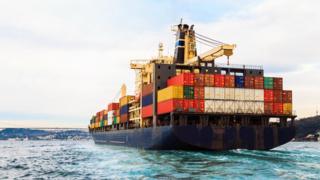 Barco con contenedores