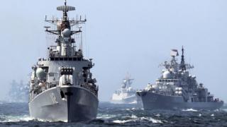 哈爾濱號導彈驅逐艦和寧波號驅逐艦(右)