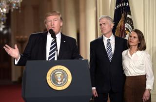 美國總統特朗普宣佈他已提名尼爾·戈薩奇(Neil Gorsuch)擔任美國最高法院法官(圖為特朗普、戈薩奇與妻子在新聞發佈會上)。