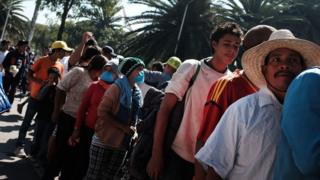 Migrantes de la caravana en fila.