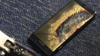 El propietario del avión arrojó el celular al suelo cuando notó que se sobrecalentaba, y el dispositivo comenzó a echar "un humo gris-verdoso".