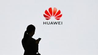 Сотрудница Huawei использует свой мобильный телефон на демонстрации цифровой трансформации Huawei в Шэньчжэне, провинция Гуандун, Китай, 6 марта 2019 года