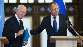 Russian Foreign Minister Sergey Lavrov (right) and UN Special Envoy for Syria Staffan de Mistura (04 November 2015)