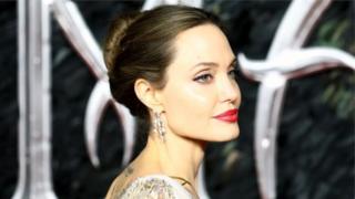 Angelina Jolie, ubwo ku wa gatatu yafotorerwaga mu kumurika filime Maleficent: Mistress of Evil, i London mu Bwongereza