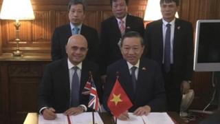 Bộ trưởng Bộ Công an Tô Lâm (hàng trước bên phải) và Bộ trưởng Nội vụ Anh Sajid Javid tại buổi ký kết hôm thứ Tư 20/11.