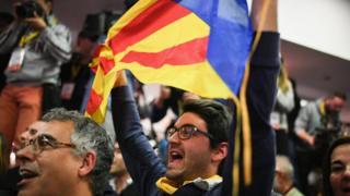 Сторонники Junts Per Catalunya празднуют после каталонских региональных выборов 21 декабря 2017 года в Барселоне, Испания