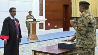 البرهان أدى اليمين أمام رئيس القضاء في السودان