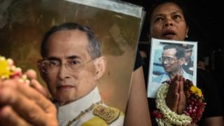 รัฐธรรมนูญถูกประกาศใช้ในช่วงเวลาไม่ปกติสำหรับประเทศไทย หลังจากที่พระบาทสมเด็จพระเจ้าอยู่หัวภูมิพลอดุลเดช ผู้เป็นที่เทิดทูนของชาวไทยสวรรคต