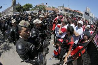 Aficionados de River Plate frente a la policía.