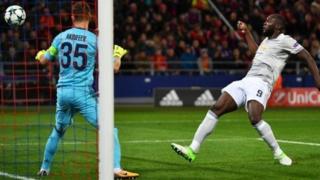 Lukaku akicheka na wavu