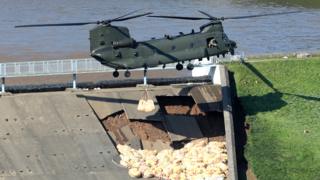 Činuk helikopter RAF doprema džakove sa peskom prilikom poprake Todbruk brane u okrugu Derbišir.