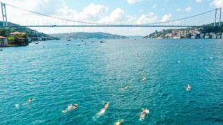 Die Teilnehmer rasen über den Bosporus
