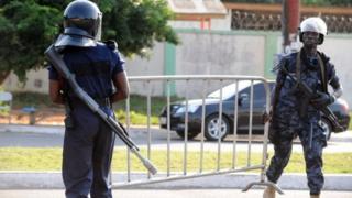 La police ghanéenne poursuit les recherches pour identifier et arrêter un troisième suspect.