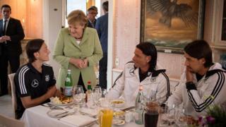 Merkel và Ozil