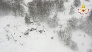 В Италии лавина полностью накрыла собой отель в горах