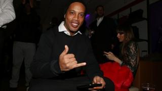 Après sa riche carrière de footballeur, Ronaldinho s'est lancé dans la musique.