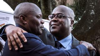 Vital Kamerhe (i bubamfu) na Felix Tshisekedi (i buryo) bahoberana nyuma yo kwemeza gushigikirana