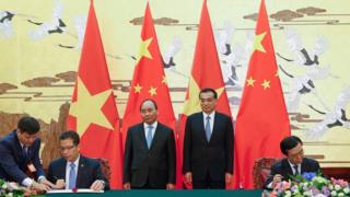 Thủ tướng Nguyễn Xuân Phúc và người đồng nhiệm Lý Khắc Cường tại Bắc Kinh hôm 12/9