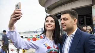Гройсман і дівчина у вишиванці