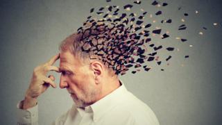 Señor mayor con efecto de cerebro desvaneciéndose.