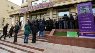 Очереди у банка в Азербайджане