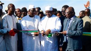 Les présidents Macky Sall et Adama Barrow coupant le ruban inaugural du "pont de la Sénégambie".