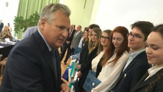 Aleksander Kwasniewski greets students