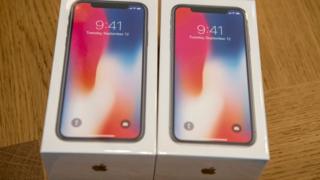 2 iPhone X on top table