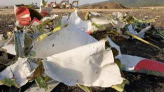 Ibisigazwa by'indege yo muri ubu bwoko ya kompanyi Ethiopian Airlines yakoze impanuka ku itariki ya 10 y'uku kwezi kwa gatatu
