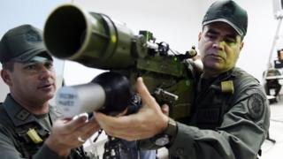 Vladimir Padrino López com um lançador de foguetes de mão