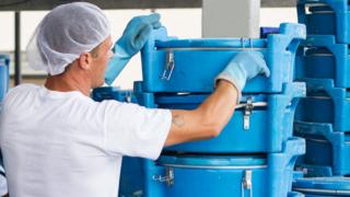 Homem trabalha em fábrica que distribui refeições no Paraná