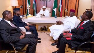 Shugaban Muhammadu Buhari tare da wasu daga cikin jami'an gwamnatinsa