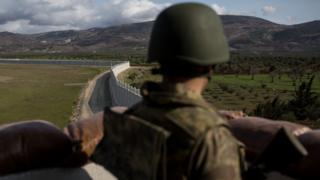 Suriye sınırında nöbet bekleyen asker