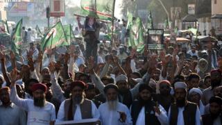 Pakistani supporters of convicted murderer Mumtaz Qadri hold an effigy of Prime Minister Nawaz Sharif during a protest against Qadri's execution, Karachi, 4 March 2016