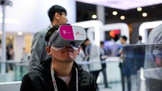 Un hombre joven usando visores de realidad virtual