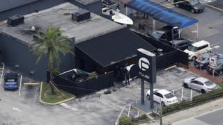 Klub malam Pulse di Orlando dengan penjagaan polisi di bagian depan, Juni 2016