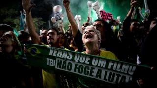 Сторонники крайне правого кандидата в президенты Бразилии Джейра Болсонаро празднуют свою победу на проспекте Паулиста в Сан-Паулу, Бразилия, 28 октября 2018 года.