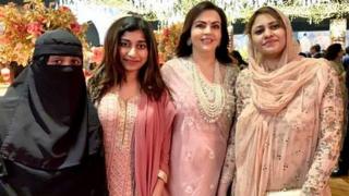 এই ছবিটি নিয়ে বেশ কদিন ধরে সামাজিক মাধ্যমে তুমুল বিতর্ক চলছে
