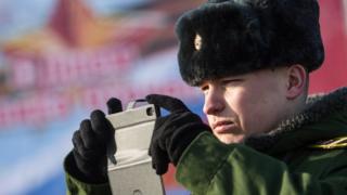 Военный с мобильником
