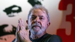 O ex-presidente Lula, preso desde abriu em Curitiba