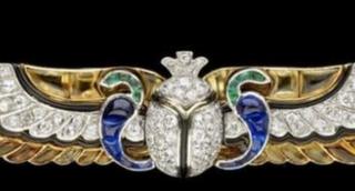 Бриллиантовая брошь Cartier, в дизайне которой применены древнеегипетские мотивы. 1923 год